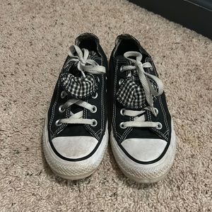 Double checkered tongue black low top converse